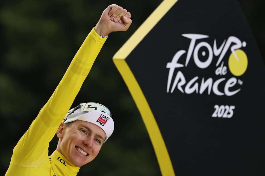 El ciclista esloveno Tadej Pogacar, del equipo UAE Team Emirates, celebra su cuarto título en el Tour de Francia.