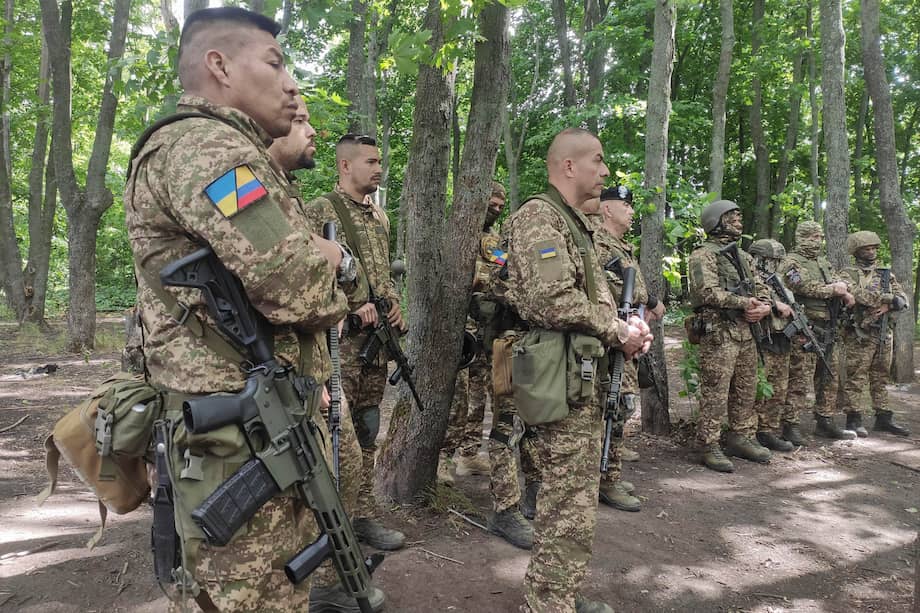 Un grupo de colombianos recibe instrucciones militares en la región ucraniana de Járkov.