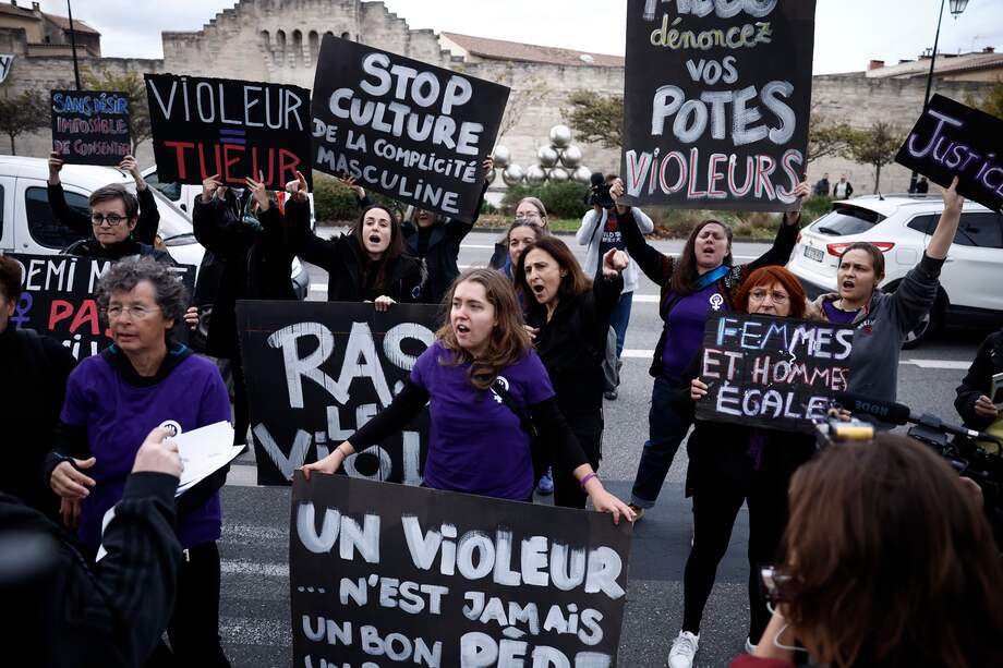 Imagen de referencia: activistas se manifiestan contra la violencia sexual a las puertas del tribunal penal de Avignon (Francia), el 25 de noviembre de 2024, donde se juzgo a Dominique Pelicot.