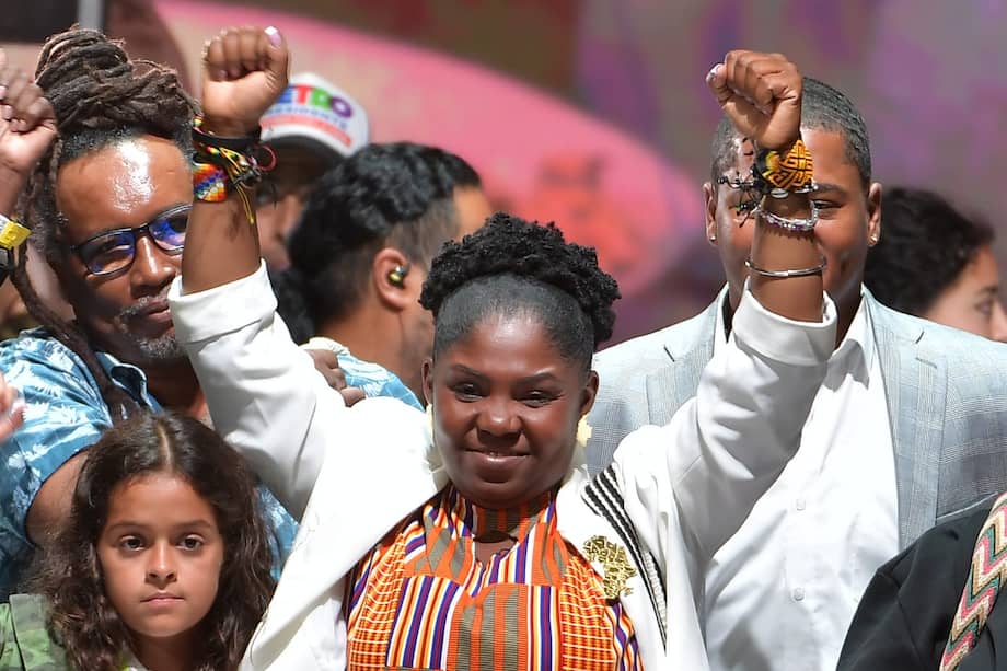Francia Márquez celebra su triunfo luego de ser elegida Vicepresidenta de Colombia, en compañía de seguidores.