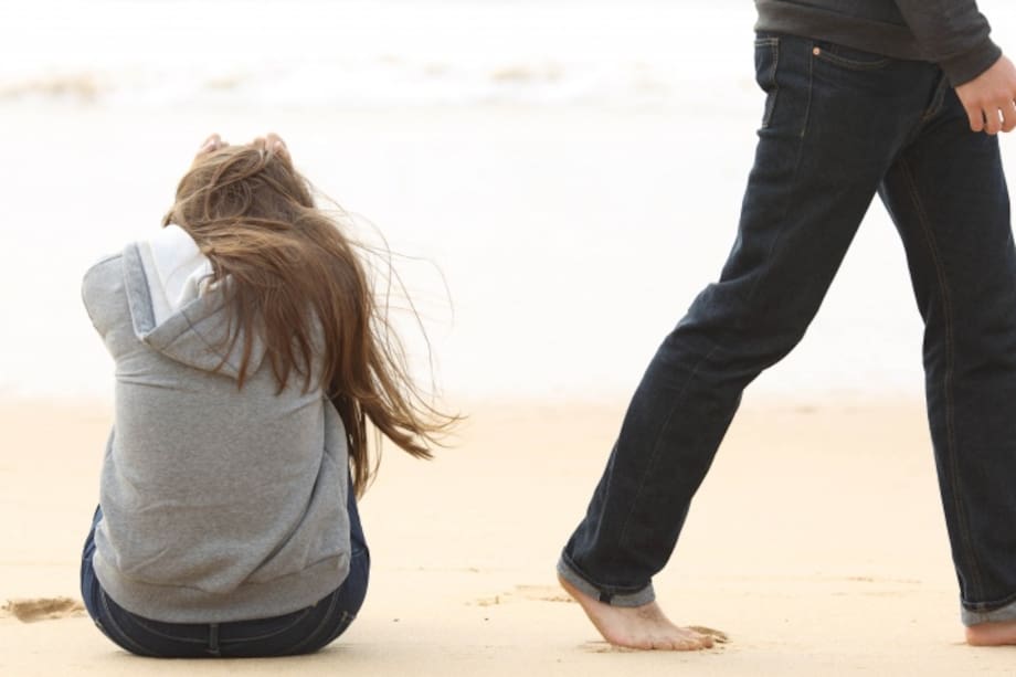 Pareja rompiendo en la playa
