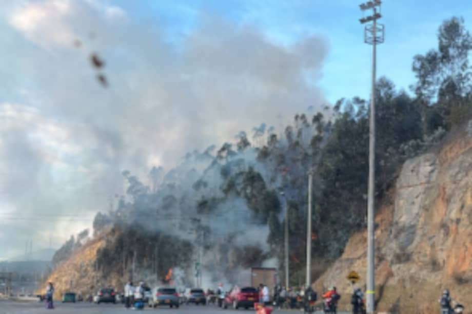 Incendio en inmediaciones al peaje de Chusacá.