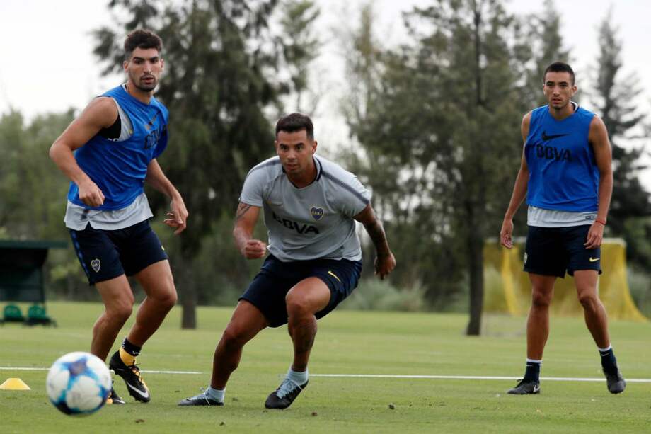 Cardona (centro) llegó al conjunto argentino el año pasado. / Boca Juniors