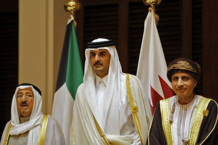 El Emir de Kuwait Sabah al-Ahmad al-Jaber al-Sabah (izquierda), Emir del Qatar El Jeque Tamim bin Hamad al-Thani (centro) y el Ministro de Asuntos Exteriores de Omán, Yusuf bin Alawi, asisten a un Golfo Consejo de Cooperación (CCG) en la capital de Bahrein, Manama. /AFP