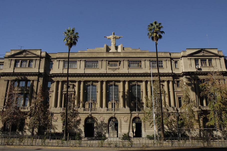 Policía chilena detiene estudiantes que ocupaban campus en reclamo por acoso