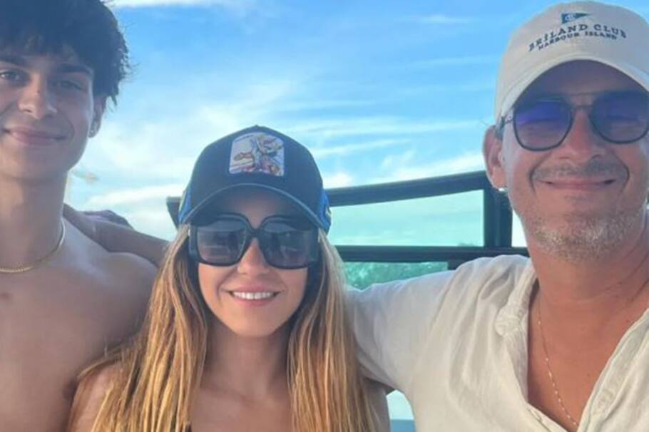 Shakira pasea con misterioso hombre