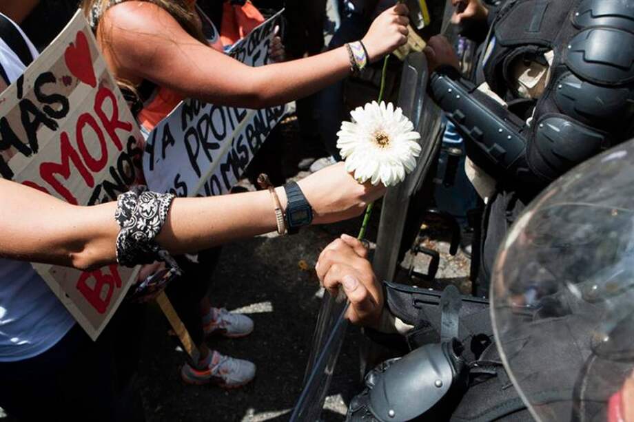 Opositor venezolano López reitera llamado a marchar pese a falta de permiso