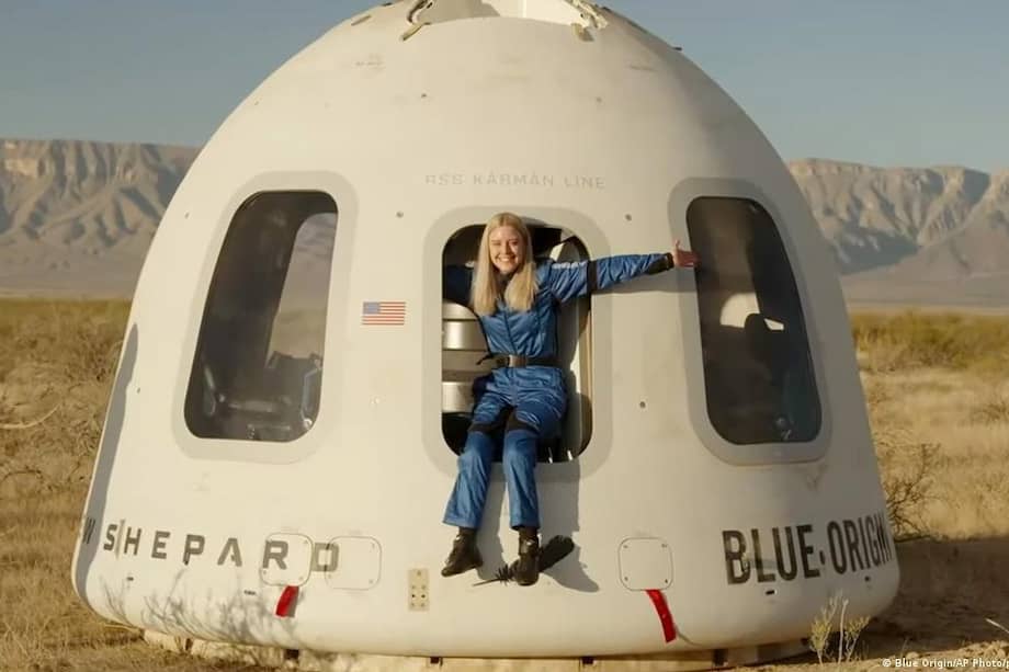 Luego del aterrizaje, el equipo de rescate de la misión desplegó una alfombra en el suelo para que Benthaus pudiese salir del módulo y desplazarse para dar declaraciones a medios.