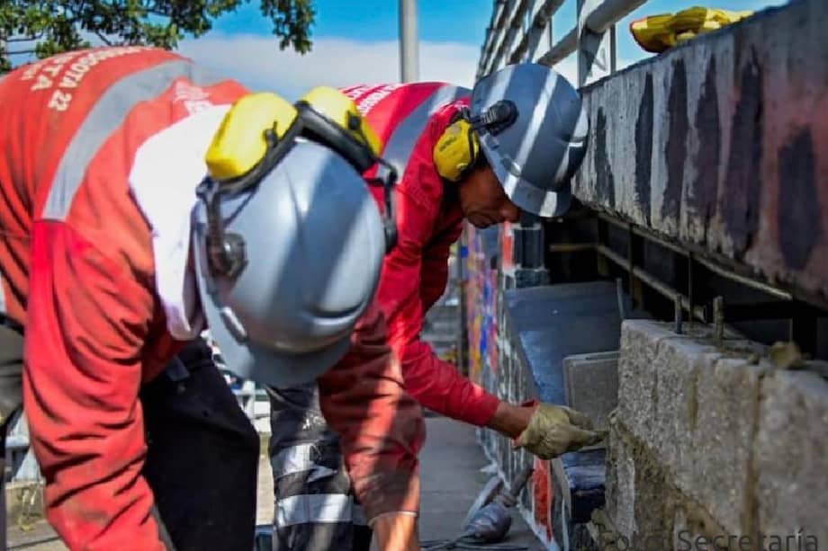 Trabajadores del Distrito sellaron más de diez huecos y realizaron labores de limpieza y mantenimiento bajo el puente de la NQS con calle 19, en límites entre Los Mártires y Puente Aranda.