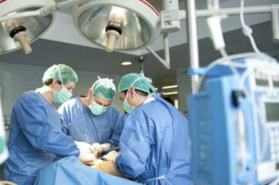 Momento exacto de la explosión del artefacto que hiere al agente Veru, la condición del uniformado es estable, sin embargo, fue internado en cuidados intensivos por los traumas que presenta en su cuello y tórax. / Archivo El Espectador