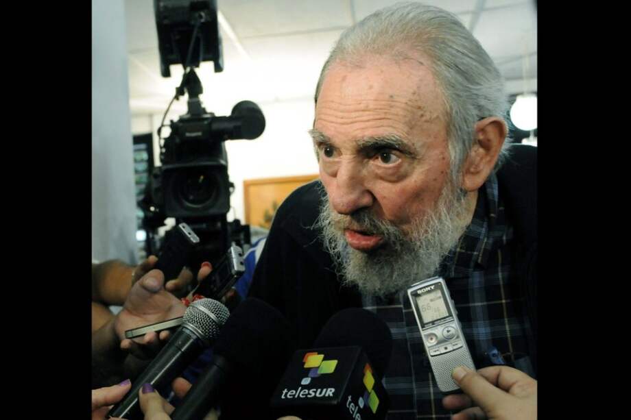 Fidel Castro reapareció este domingo en público cuando acudió personalmente a votar al colegio de La Habana en el que solía hacerlo antes de enfermar y delegar en su hermano Raúl Castro./ AFP