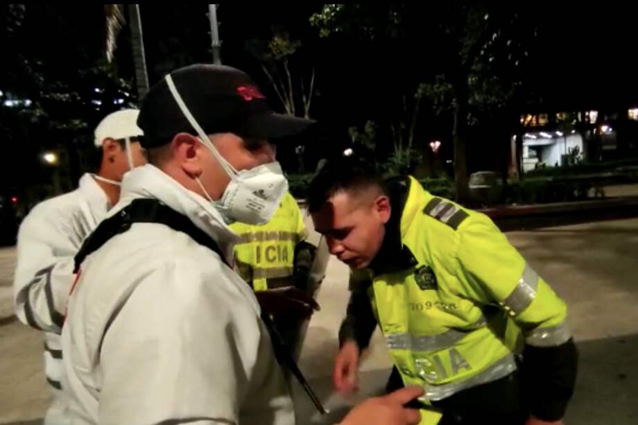 El uniformado está consciente y asegura que tiene ardor en los ojos.