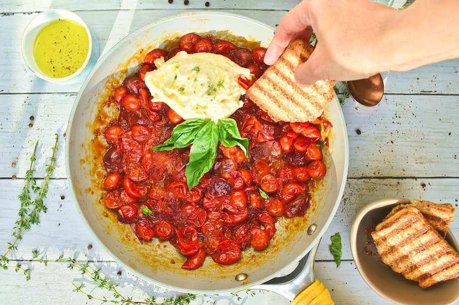 Añada la albahaca sobre la burrata y acompañe con pan de masa madre tostado.