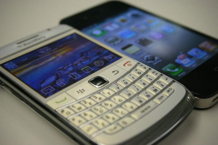 Fabricante de iPhones se alía con Blackberry