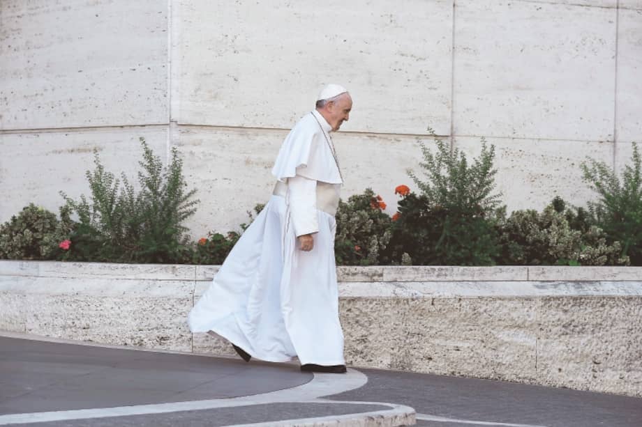 El papa Francisco busca facilitar el acceso de la gente a los bienes de la Iglesia y a la vez a la vida con Dios. / AFP
