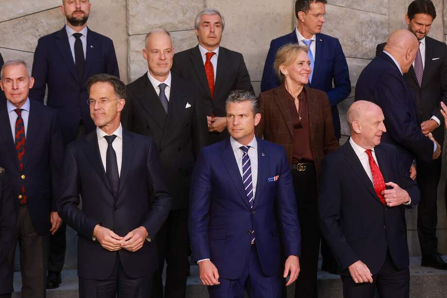 (De izquierda a derecha, primera fila) el secretario general de la OTAN (Mark Rutte), el secretario de Guerra de Estados Unidos (Pete Hegseth), y el ministro de Defensa británico (John Healey), en la reunión de ministros de Defensa de la OTAN en Bruselas.