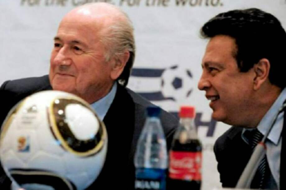 El expresidente de Honduras, Rafael Leonardo Callejas (d), junto a Joseph Blatter.