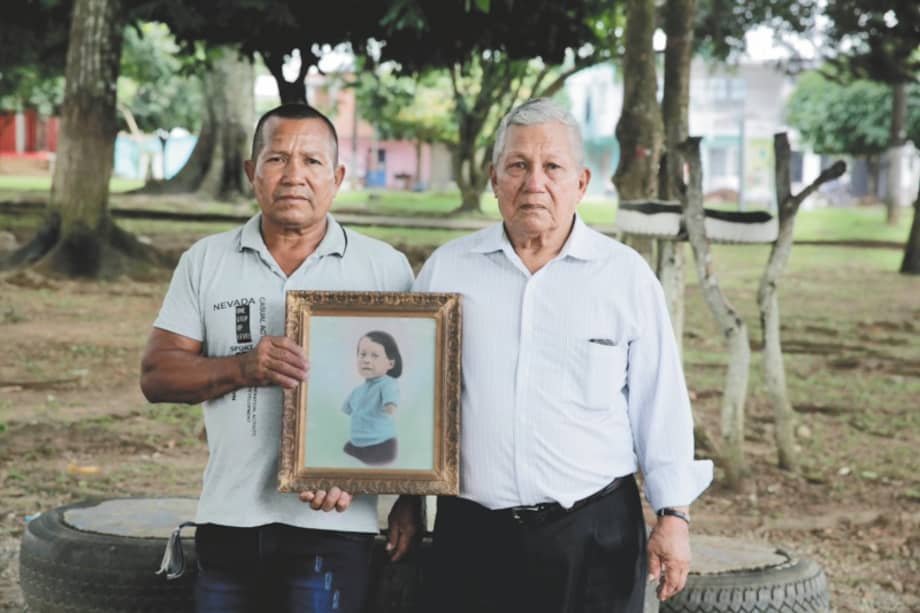 Camilo y Alexánder González sosteniendo la única foto que lograron conservar de Benji. / Archivo revista Cromos y Vea