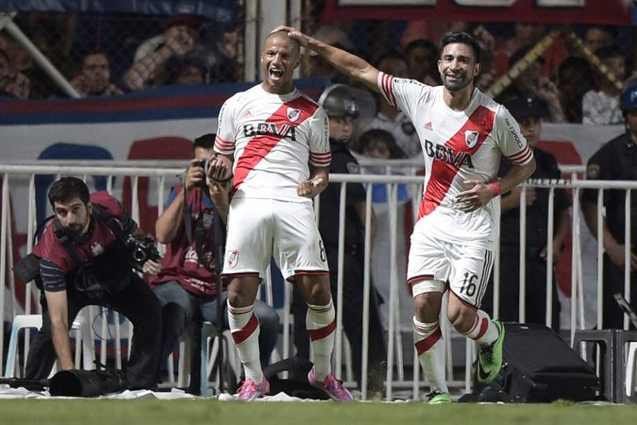 Carlos Sánchez celebra uno de los tanto de River Plate en Copa Sudamericana. Foto: AFP