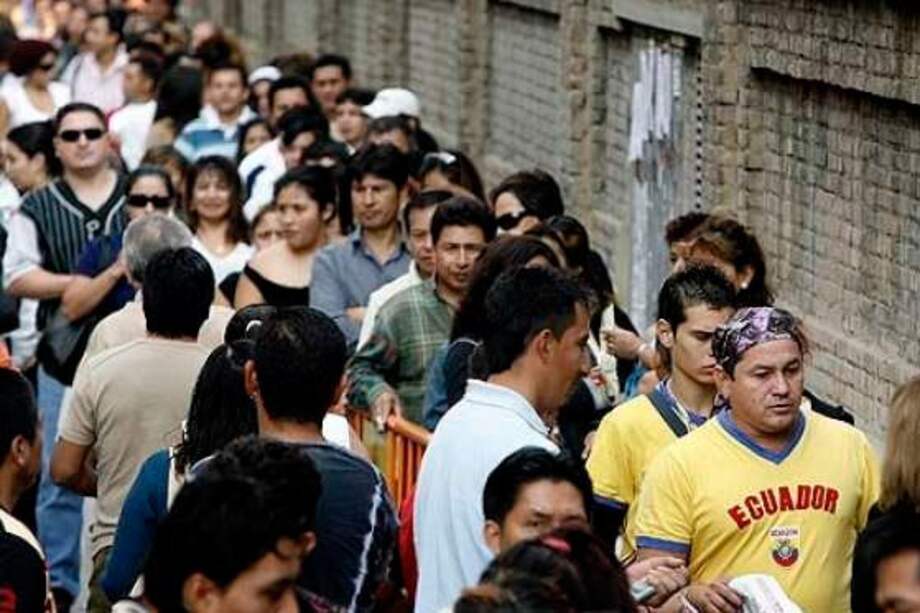 Ecuador presentó a España convenio de cobertura de salud para inmigrantes