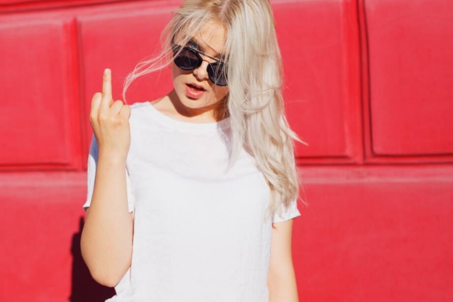 Mujer haciendo pistola