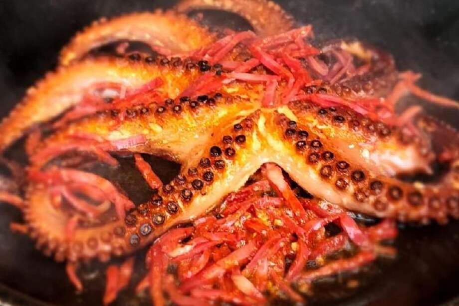 Añada los tentáculos y saltee hasta que casi alcancen el punto dorado deseado. Integre el chorizo y saltee, para que suelte su grasa y su pimentón, y añada el chorizo. / Cortesía: Harry Sasson