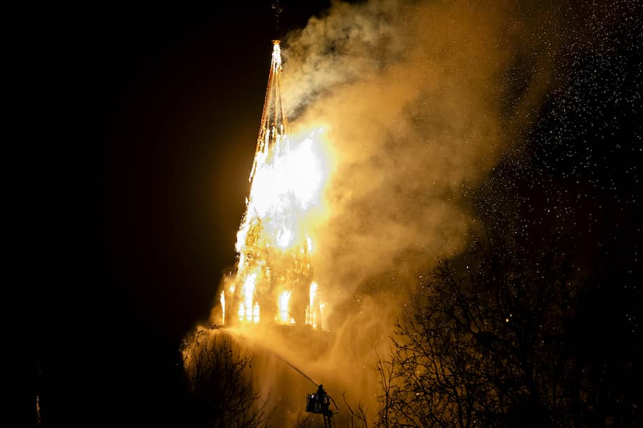 Un incendio arrasa la torre de la iglesia Vondelkerk en Ámsterdam en la víspera de Año Nuevo, el 1 de enero de 2026.