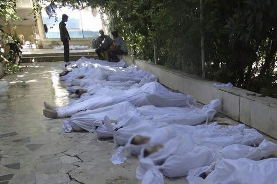 Fotografía facilitada por el Comité Local de Arbeen que muestra los cuerpos sin vida de varios sirios tras un supuesto ataque con gases tóxicos perpetrado por las fuerzas de seguridad sirias en Arbeen a las afueras de Damasco (Siria)./ EFE