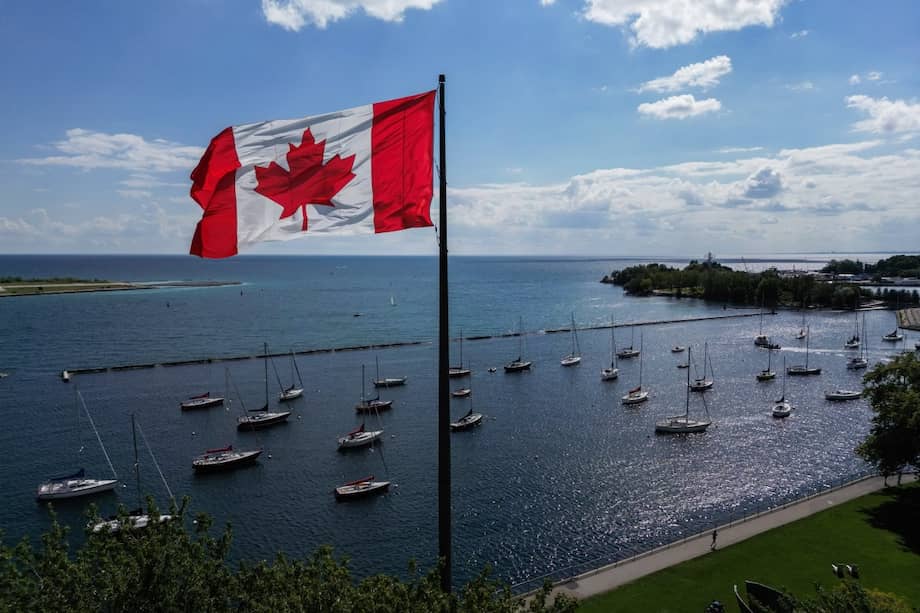 Trump firma un decreto para cambiar el nombre del Lago Ontario a "Lago de América".