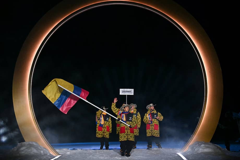 El abanderado de Colombia, Fredrik Fodstad, desfila durante la ceremonia inaugural de los Juegos Olímpicos de Invierno. / Javier Soriano / AFP