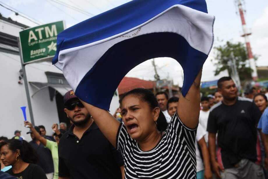 Una mujer en Nicaragua durante manifestación contra el gobierno de Daniel Ortega. / AFP