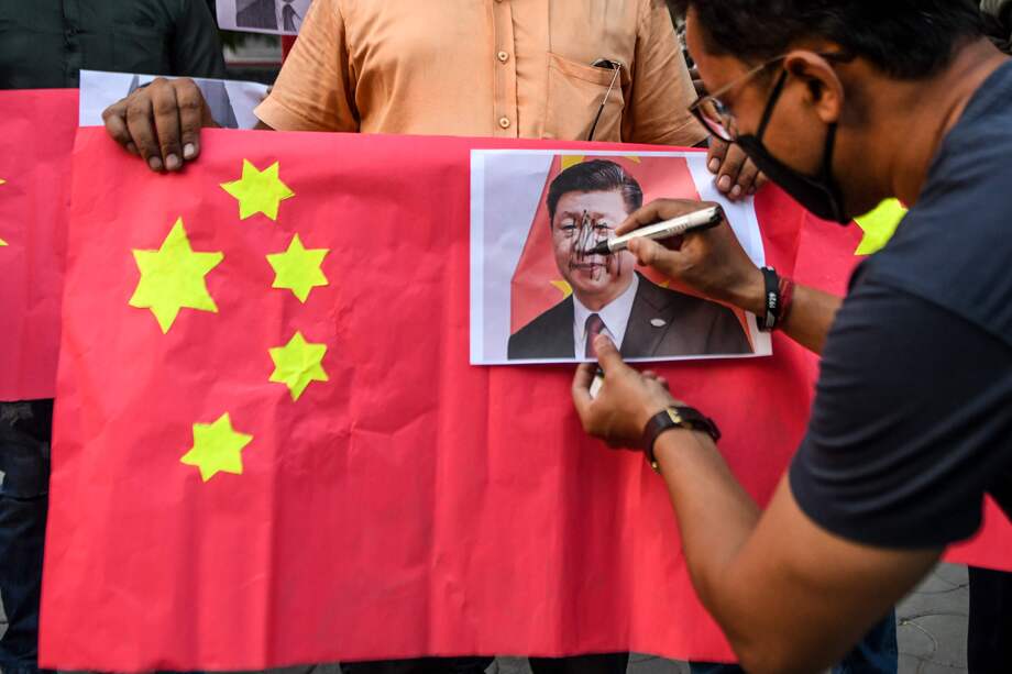 Activistas en India protestan contra el presidente chino, Xi Jinping, luego de la violenta pelea fronteriza que dejó al menos 20 soldados indios muertos. / AFP