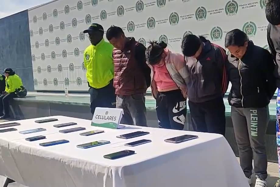 La banda, integrada por cinco personas, se dedicaba al hurto de celulares en estaciones y portales de Transmilenio y en eventos masivos. Su actividad criminal les generaba rentas anuales de unos $720 millones.