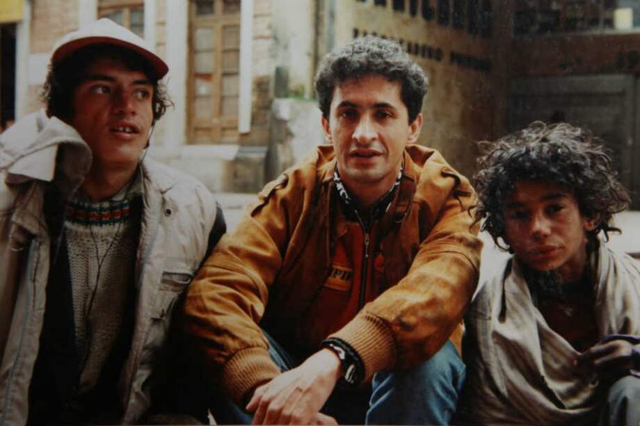 Alberto (centro) se crió en medio de “hermanos” que su padre adoptaba luego de rescatarlos de la calle.