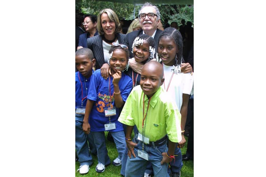 Gabo (atrás, der.) posa con niños colombianos y con María Emma Mejía (atrás izq.) en una ceremonia de la Embajada de Colombia en la capital mexicana para conmemorar la independencia de ese país en 2004. / EFE
