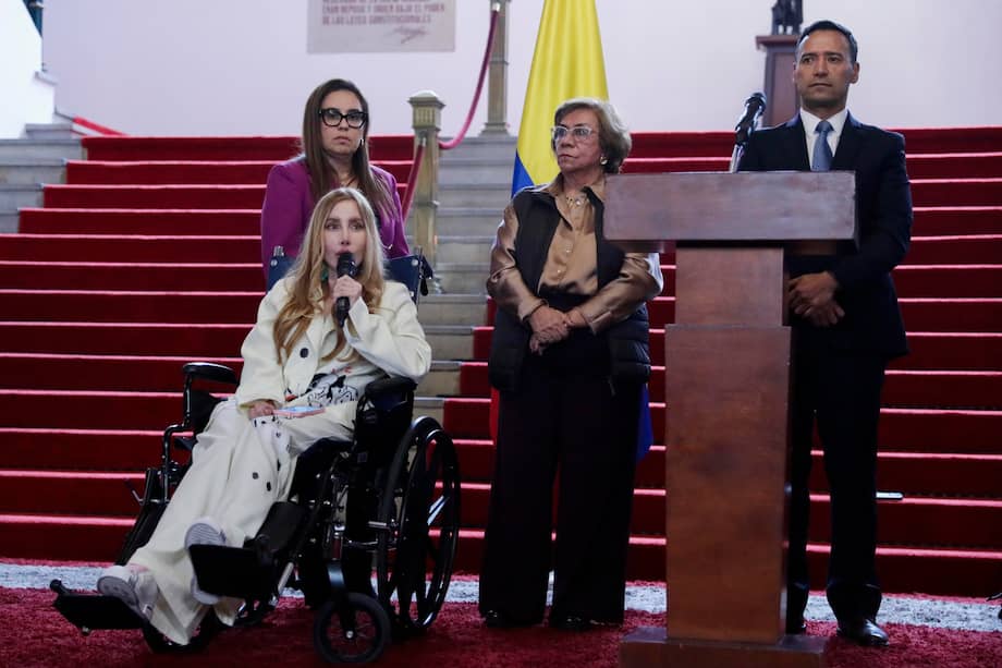 AME8828. BOGOTÁ (COLOMBIA), 27/01/2026.- La Ministra de Comercio, Industria y Turismo, Diana Marcela Morales Rojas (i-abajo), habla durante una rueda de prensa este martes, en Bogotá (Colombia).