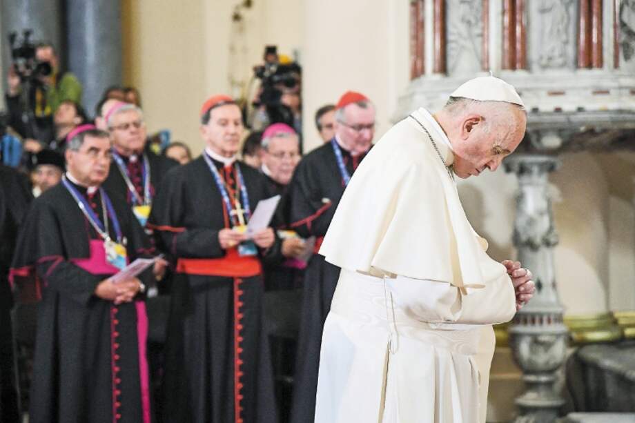 El papa Francisco durante la ceremonia que realizó en la Catedral Primada de Bogotá junto a los obispos. / EFE