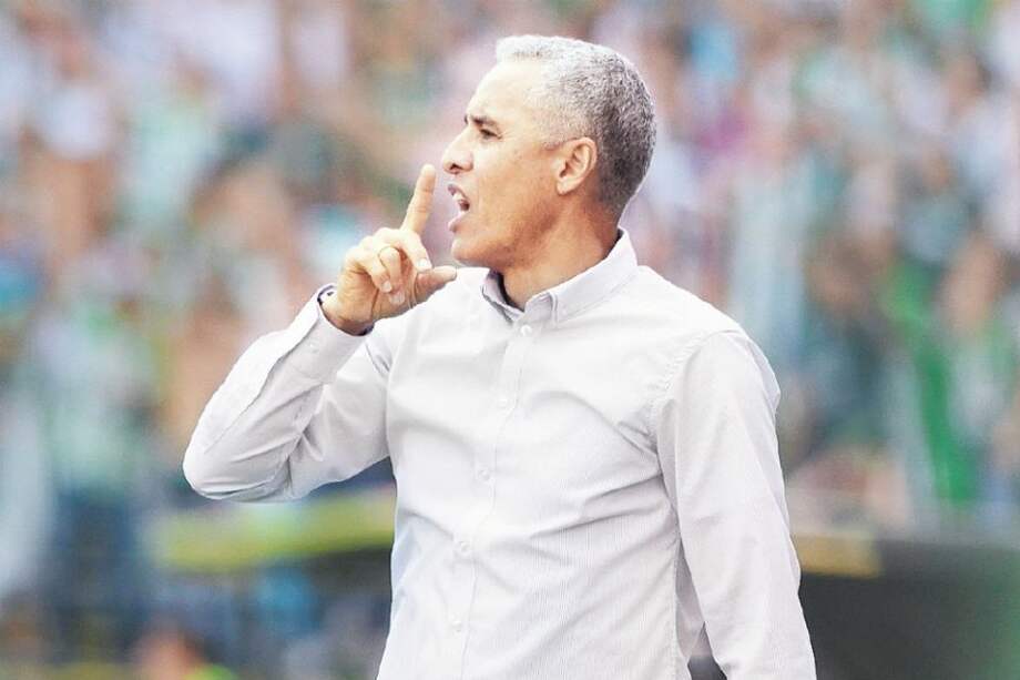 Alexis Mendoza lleva año y medio al frente de Júnior. / Luis Benavides