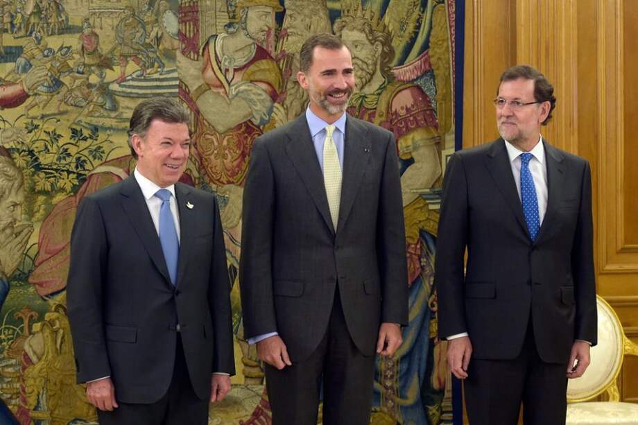 Juan Manuel Santos con Rey Felipe VI y Mariano Rajoy.