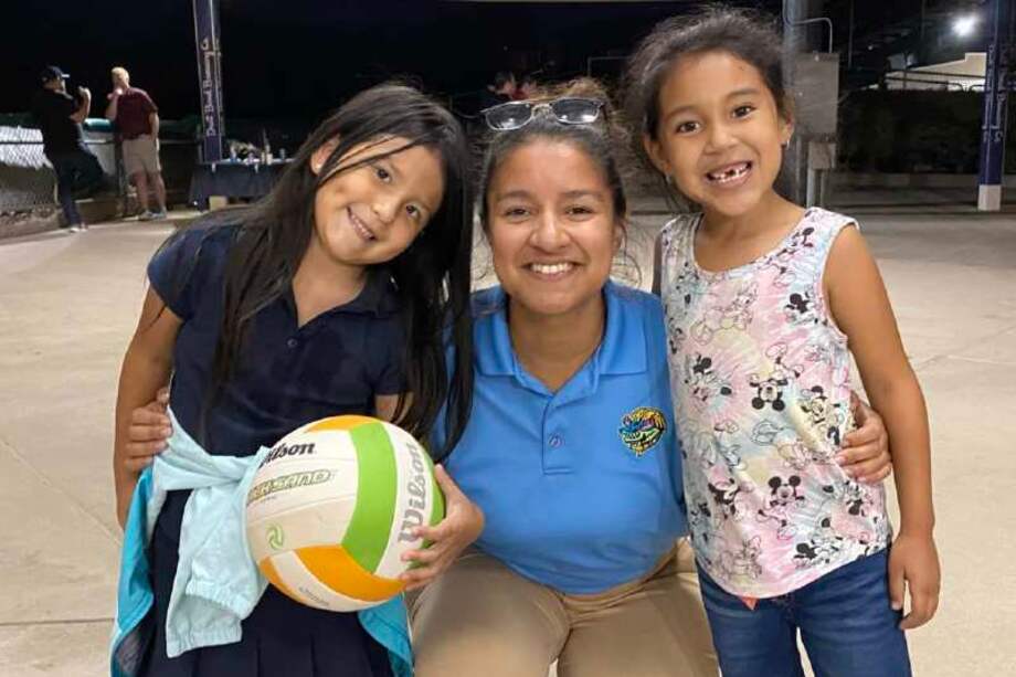 Verónica Hernández (centro) es la gerente general de Nueces de Modesto. / Cortesía Marineros de Seattle