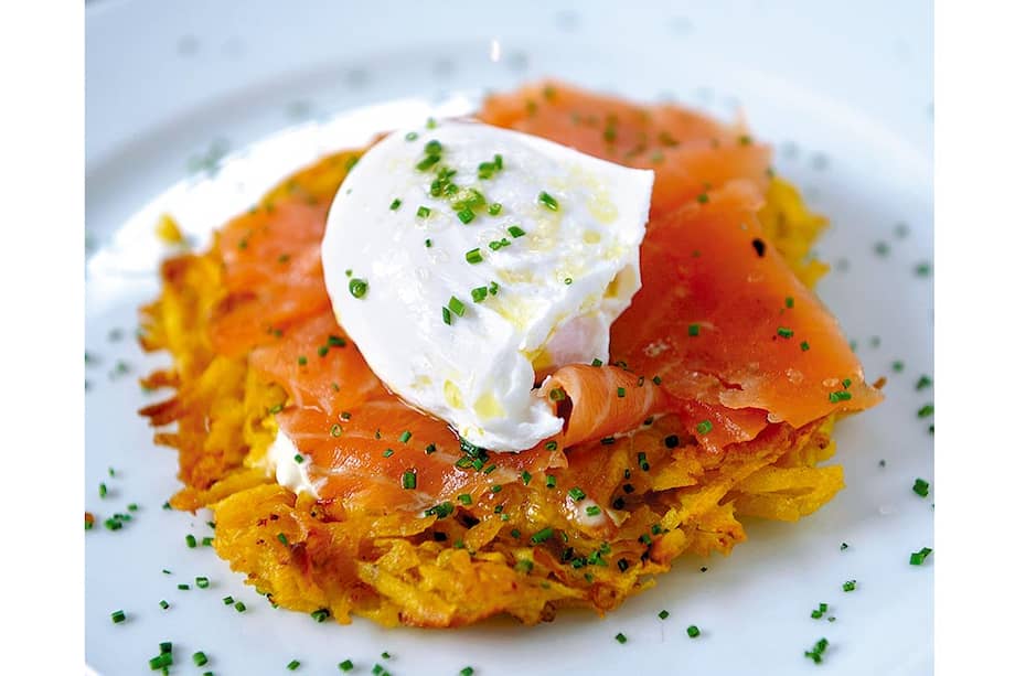 Rösti de plátano verde con salmón y huevos pochados