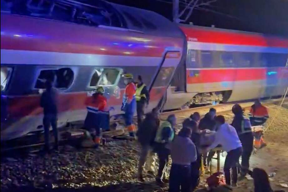 El personal de emergencia trabaja tras un accidente de tren en Adamuz, sur de España.