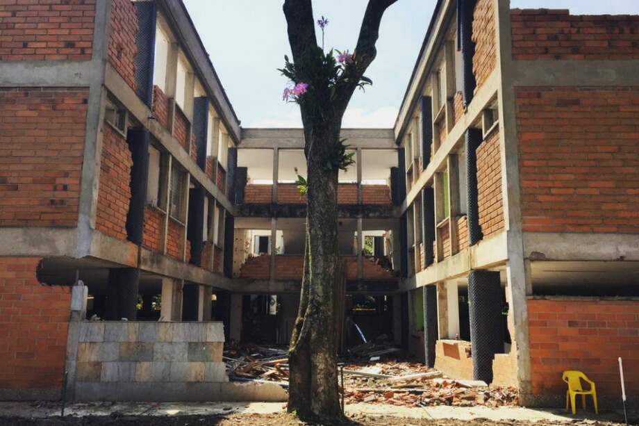 Bloque de Idiomas, 31. Lugar de la implosión controlada. / Tomada del Twitter@zubie7a