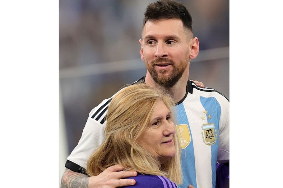 Tras el triunfo de Argentina contra Francia en la final del Mundial de Qatar 2022, Messi y su progenitora se fundieron en un profundo abrazo.