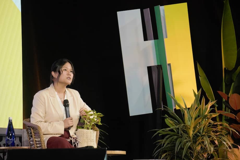 Karen Hao es ingeniera mecánica y periodista. Ha escrito para medios como "The Wall Street Journal" y "The Atlantic" y fue, en 2019, la primera periodista en hacer una reseña sobre OpenAI.