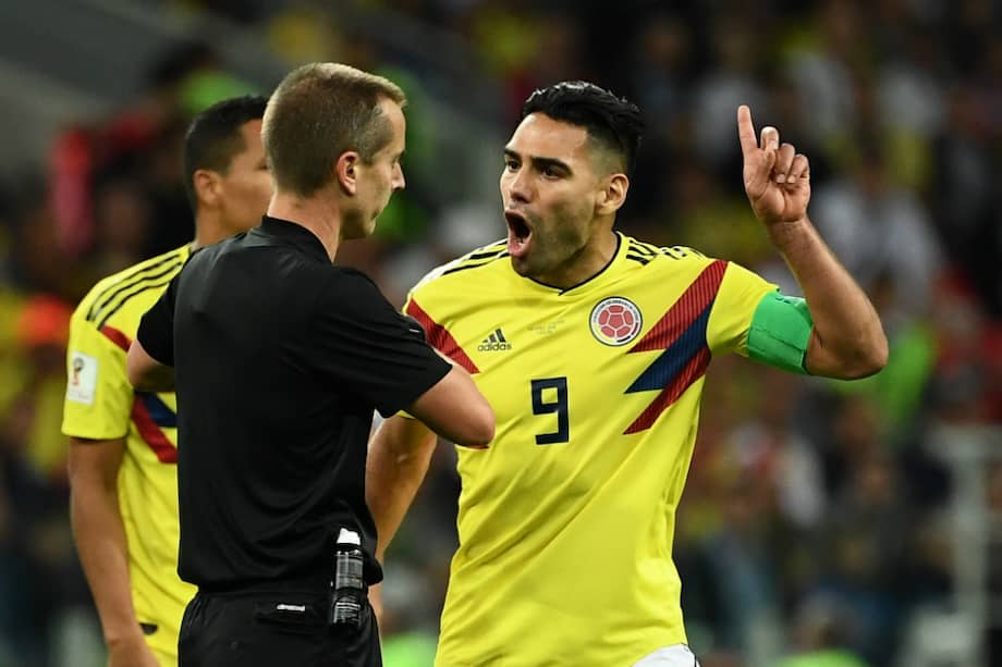 Falcao se ganó una tarjeta amarilla al minuto 63 por alegar ante una simulación en el área por parte de un jugador inglés. / AFP