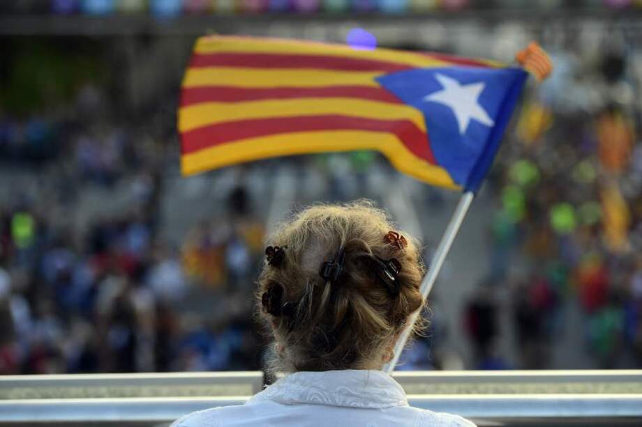 Marchas a favor de ir a las urnas el domingo en Cataluña. Analistas dicen que la participación será baja. / AFP