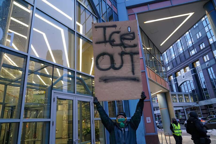 Un hombre sostiene una pancarta que dice "ICE, fuera" tras el asesinato de dos personas en Mineápolis (Estados Unidos).