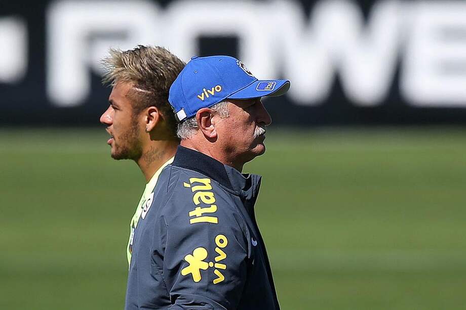 Neymar y el técnico Luiz Felipe Scolari durante el entrenamiento. / EFE