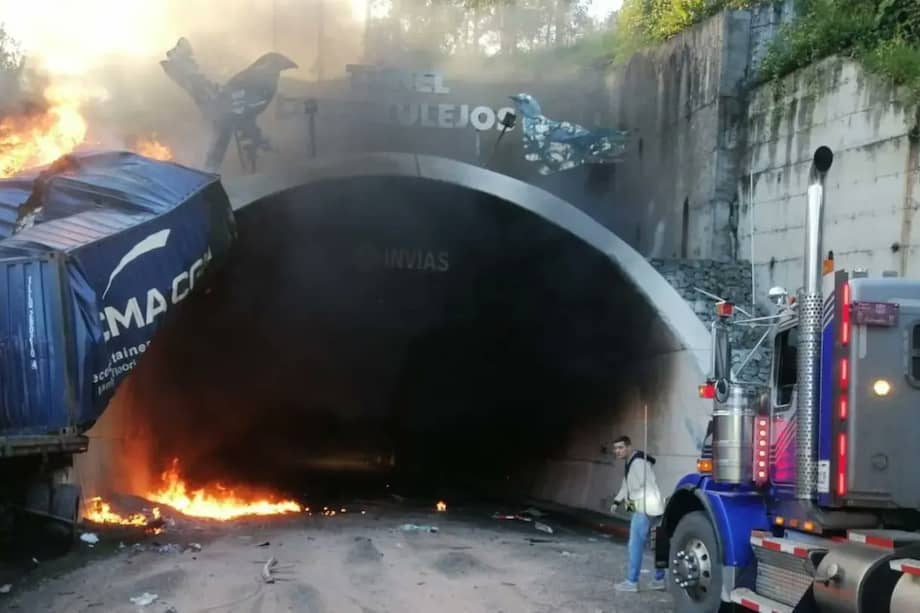 El Instituto Nacional de Vías informó que se trató de la colisión entre dos tractocamiones en el kilómetro 32.